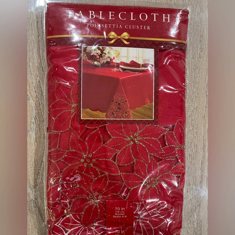Poinsettia Cluster Round Red Tablecloth